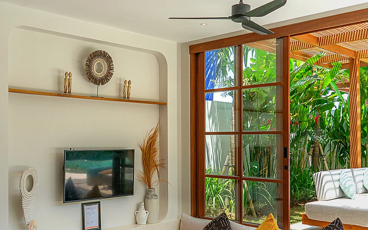 Bright tropical living room illustrating the home details used to build an Oʻahu cleaning price